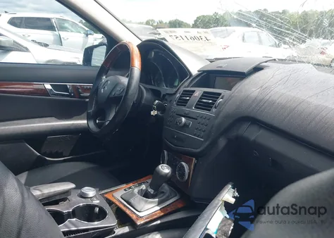 2011 Mercedes-Benz C 300 Luxury/Sport z USA, uszkodzony, nr VIN WDDGF5EB3BA433786